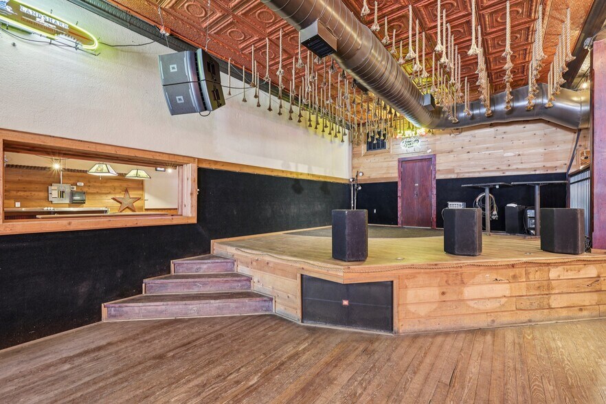 More Photos Of 113 N Main St, Moulton Bar For Sale