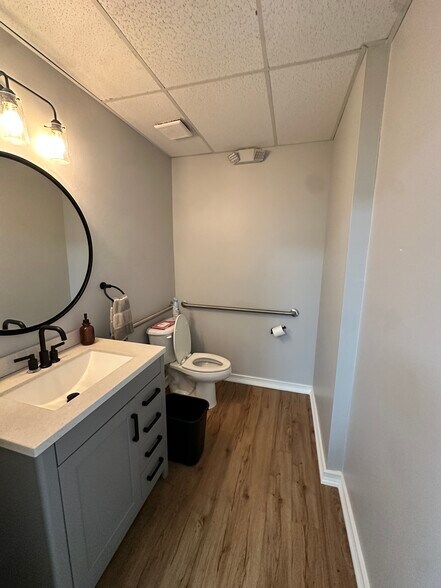 More Photos Of 25091 Bernwood Dr, Bonita Springs Showroom For Sale