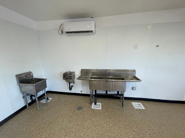 More Photos Of 2328 N 32nd St, Phoenix Storefront For Lease