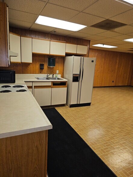More Photos Of 1551 S Wilcox Dr, Kingsport Distribution For Lease