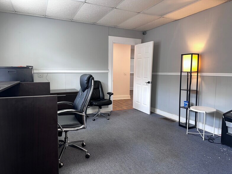 More Photos Of 981 Martin Luther King Jr Dr, Atlanta Office Residential For Lease