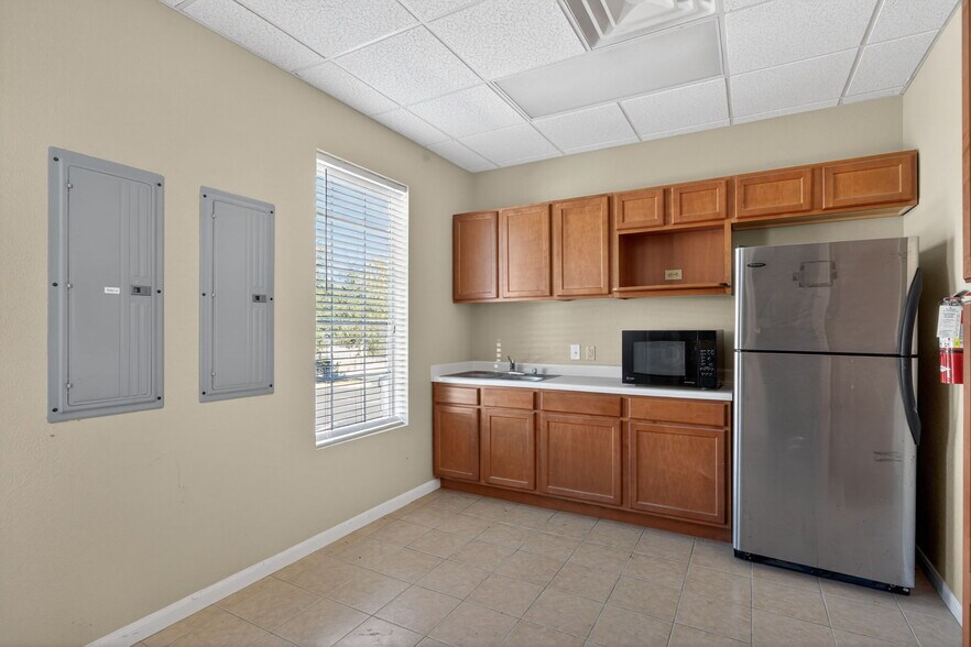 More Photos Of 4230 Gardendale St, San Antonio Office For Sale