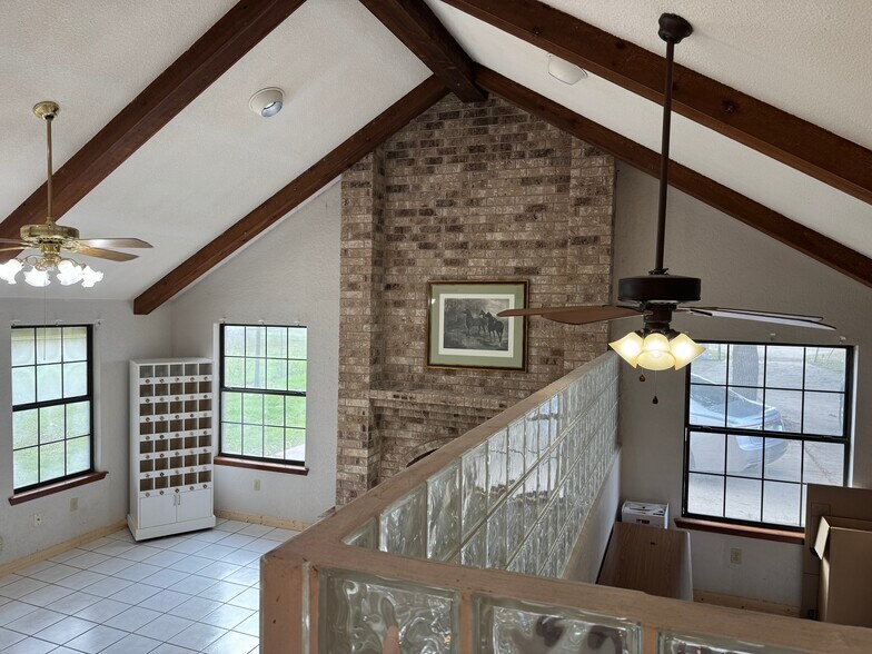 More Photos Of 7285 E US Highway 87, San Antonio Office For Sale