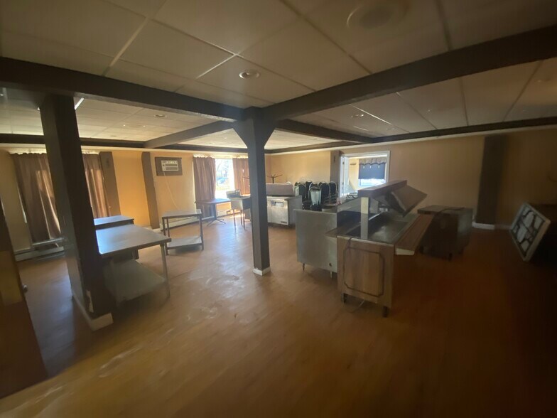 More Photos Of 532 Grand Ave, Little Chute Restaurant For Lease