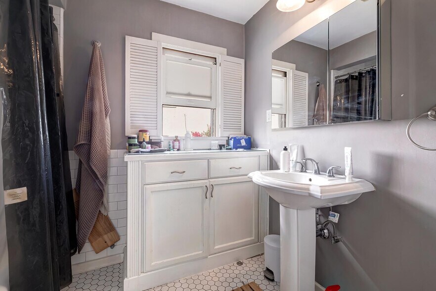 More Photos Of 615 N Plymouth Blvd, Los Angeles Apartments For Sale