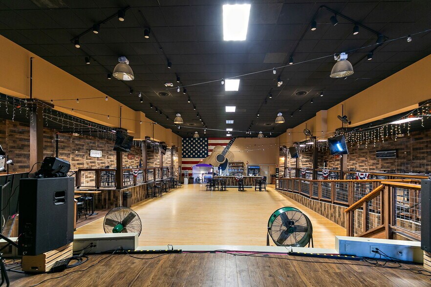 More Photos Of 425 W State St, Sycamore General Retail For Sale