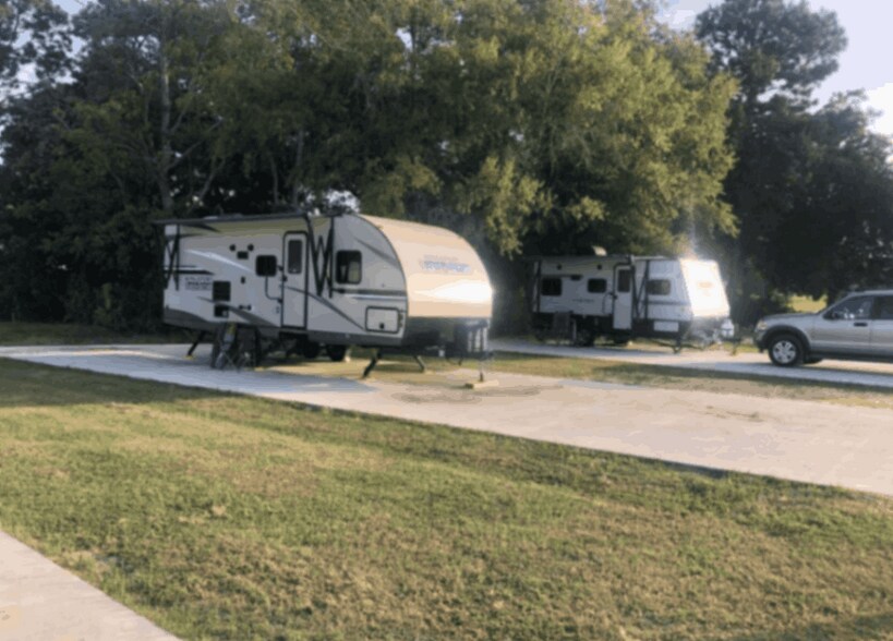 More Photos Of 1512 Main st, Anahuac Trailer Camper Park For Sale