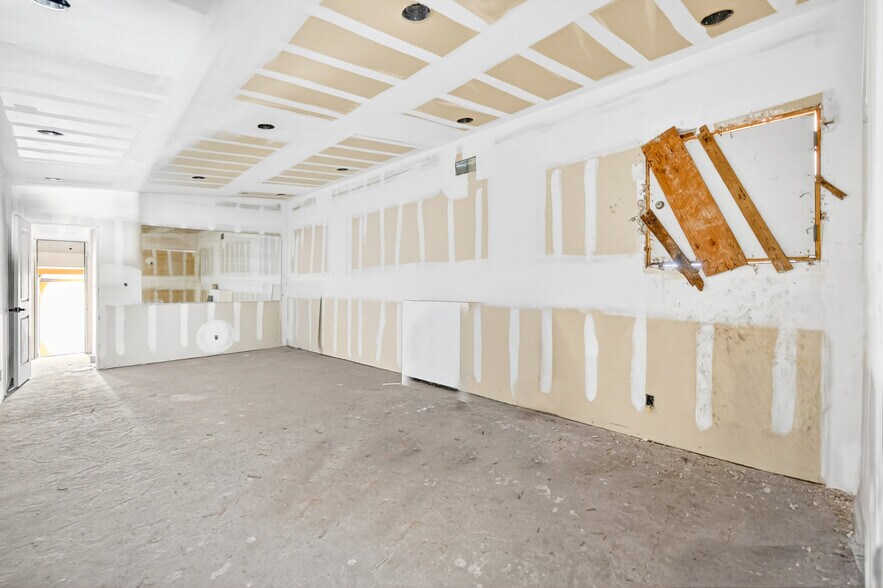 More Photos Of 1161 N Vermont Ave, Los Angeles General Retail For Lease