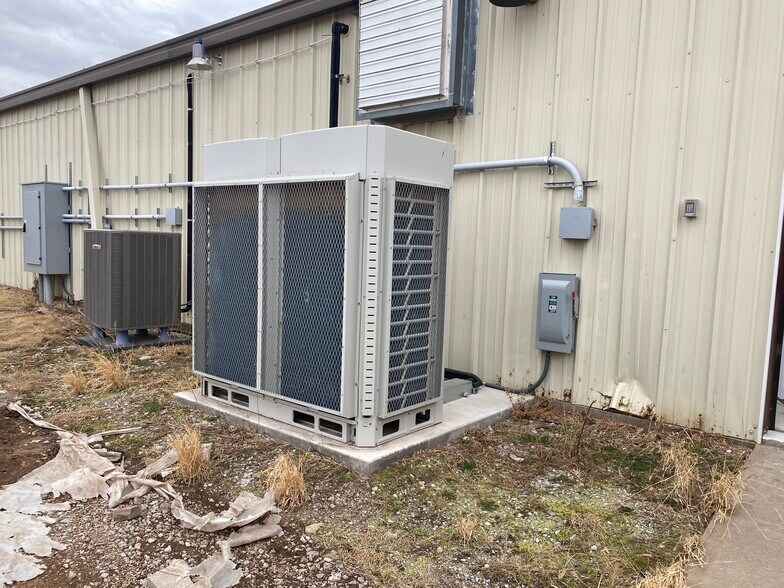 More Photos Of 810-812 SE 3rd St, Lawton Light Manufacturing For Sale