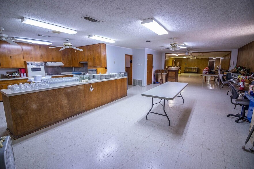 More Photos Of 402 Legendary Ln, Gun Barrel City Office For Sale