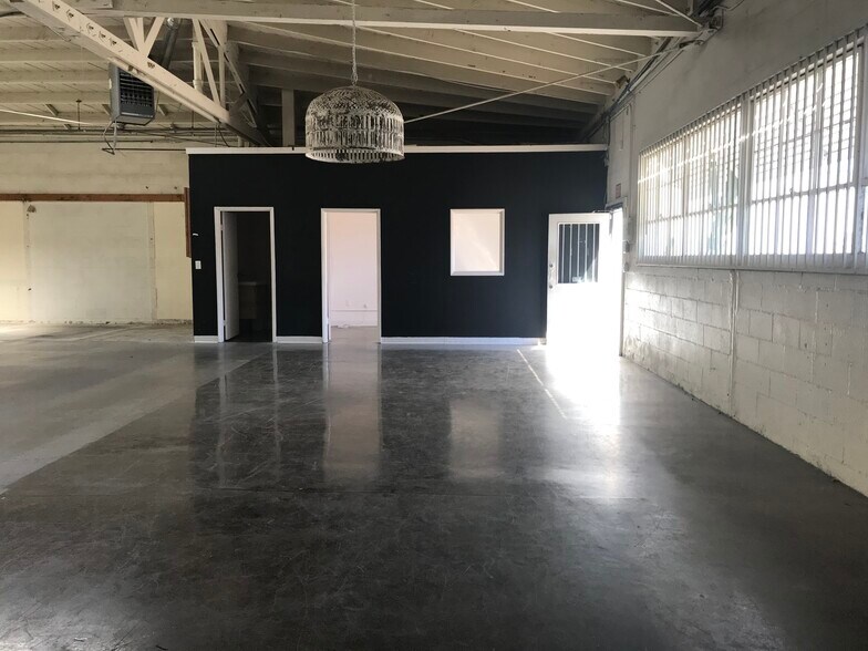 More Photos Of 235 W 24th St, Los Angeles Service For Sale