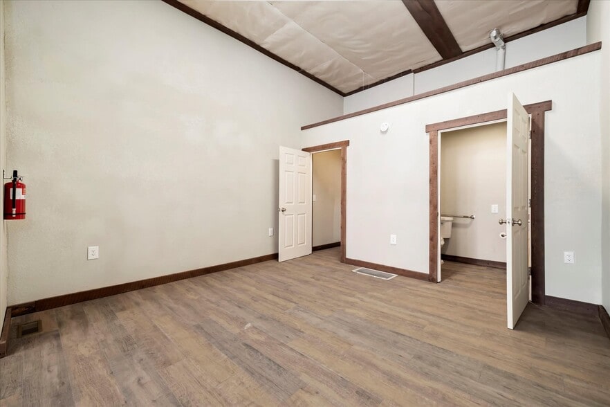 More Photos Of 310 Victor Ave, Victor General Retail For Sale