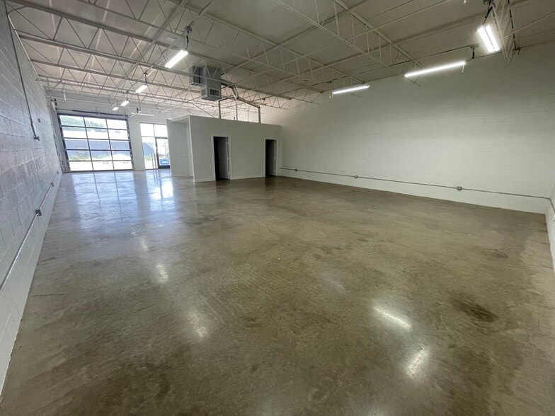 More Photos Of 4829 Gretna St, Dallas Industrial For Lease