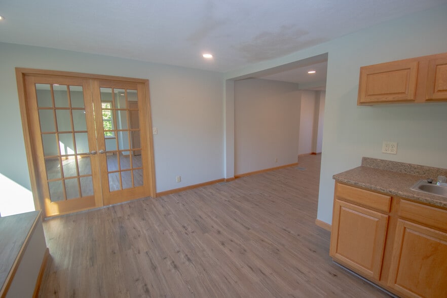 More Photos Of 1498-1502 W Main St, Tipp City Loft Creative Space For Sale