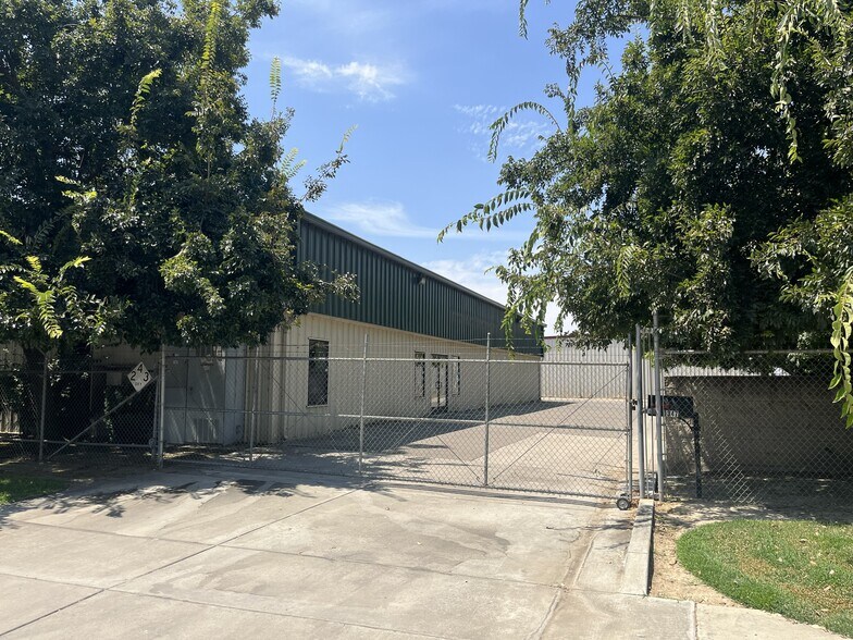More Photos Of 1347 N Century Ave, Visalia Showroom For Lease