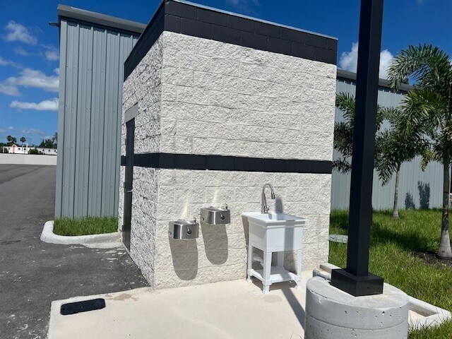 More Photos Of 2750 N Tamiami Trl, North Fort Myers Light Manufacturing For Lease