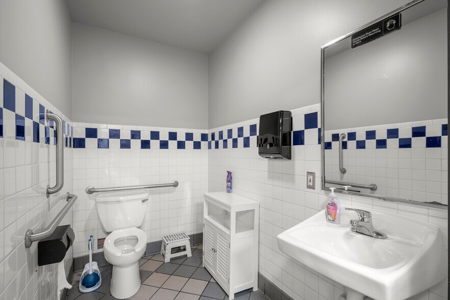 More Photos Of 411 Lafayette Ave, Bay City Fast Food For Sale