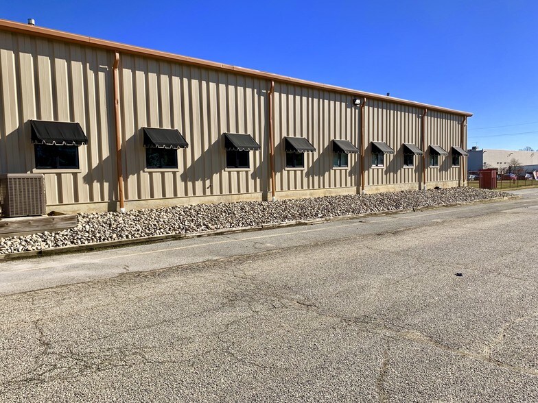 More Photos Of 701-703 Industrial Dr, Middletown Manufacturing For Lease