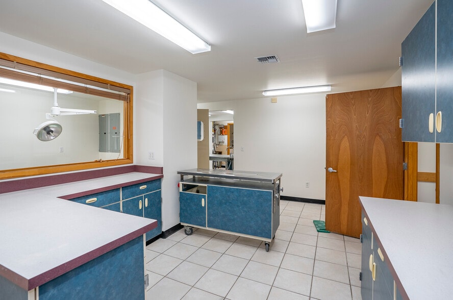 More Photos Of 5916 6th Ave, Tacoma Veterinarian Kennel For Sale
