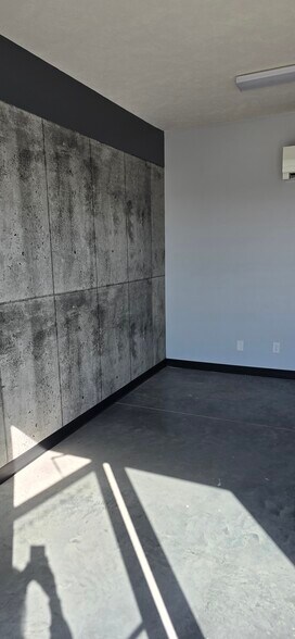 More Photos Of 120 W Giltner Rd, Doniphan Warehouse For Lease