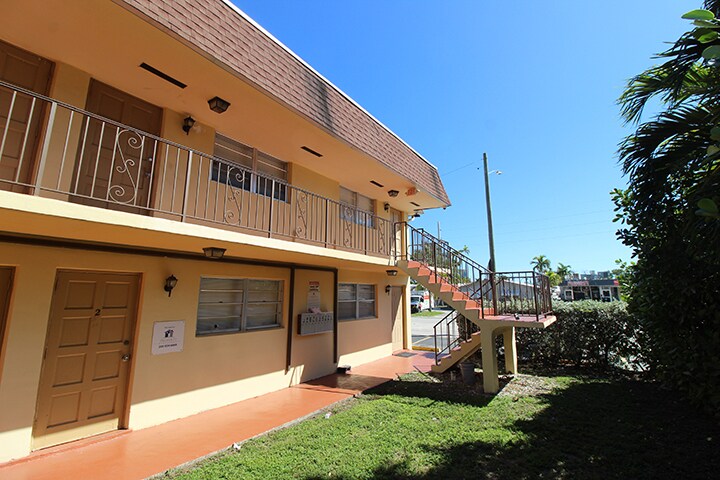 More Photos Of 701 NE 8th St, Hallandale Beach Apartments For Sale