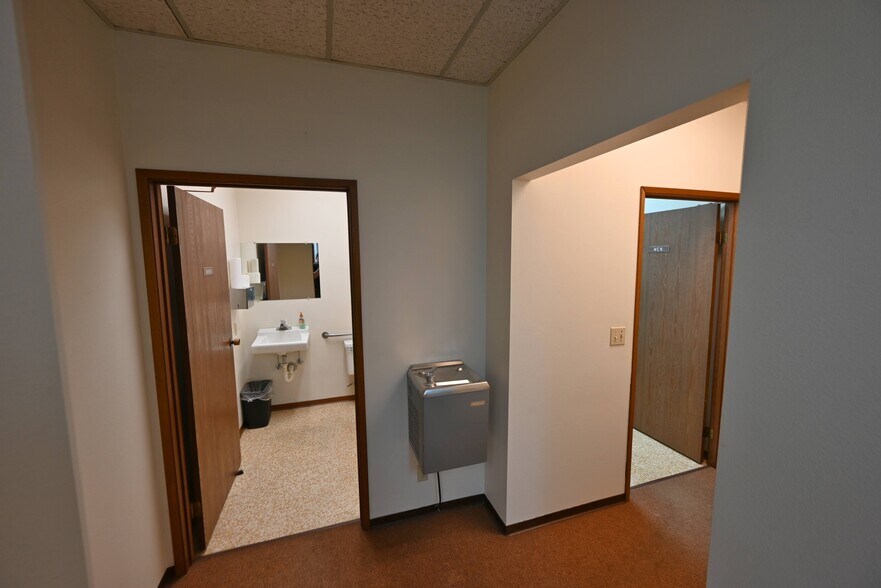 More Photos Of 3327 NE 125th Ave, Seattle Office For Sale