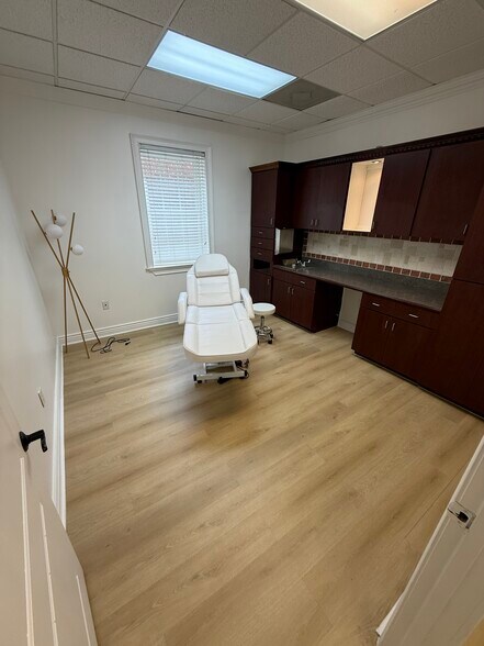 More Photos Of 2711-2713 Maguire Rd, Ocoee Medical For Lease