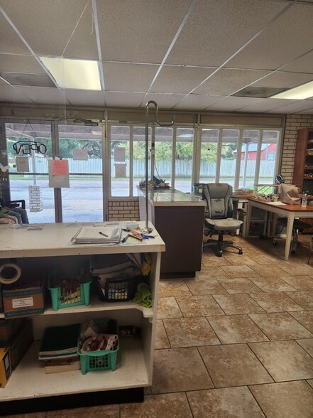 More Photos Of 702 W Willis St, Alvin Freestanding For Sale