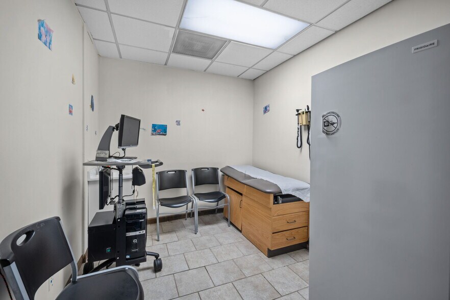 More Photos Of 7107 W Belmont Ave, Chicago Medical For Lease