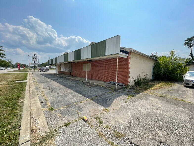 More Photos Of 211 Mine, Sandoval Supermarket For Sale