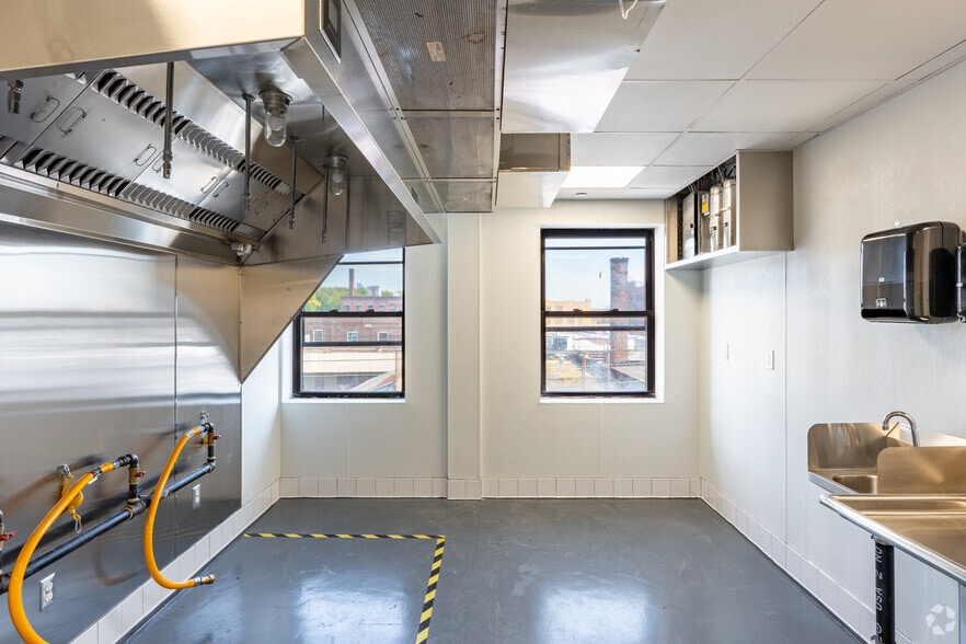 More Photos Of 356 Devoe St, Brooklyn Restaurant For Lease