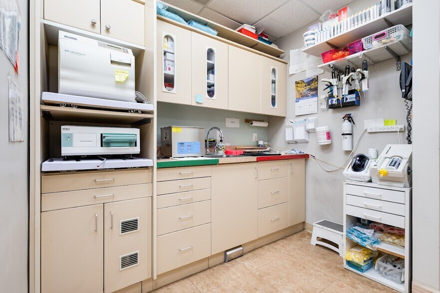 More Photos Of 4400 MacArthur Blvd NW, Washington Office For Sale