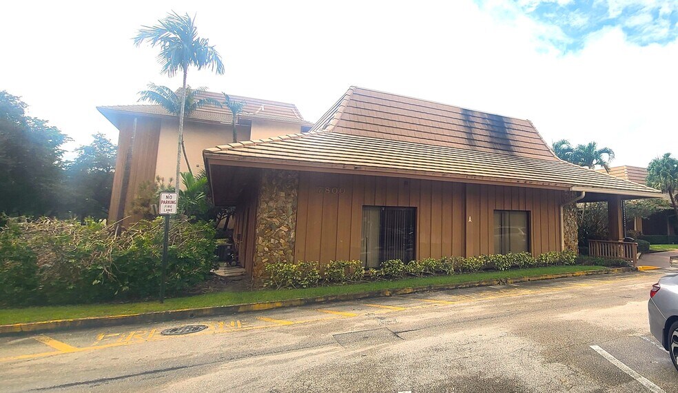More Photos Of 7800 W Oakland Park Blvd, Sunrise Medical For Lease