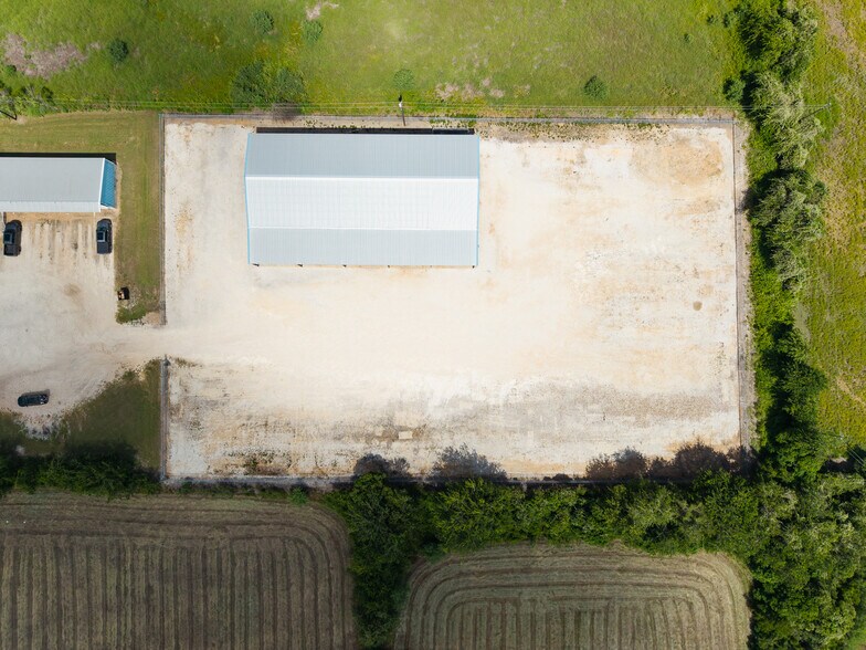More Photos Of 945 Huser Blvd, Schulenburg Warehouse For Lease