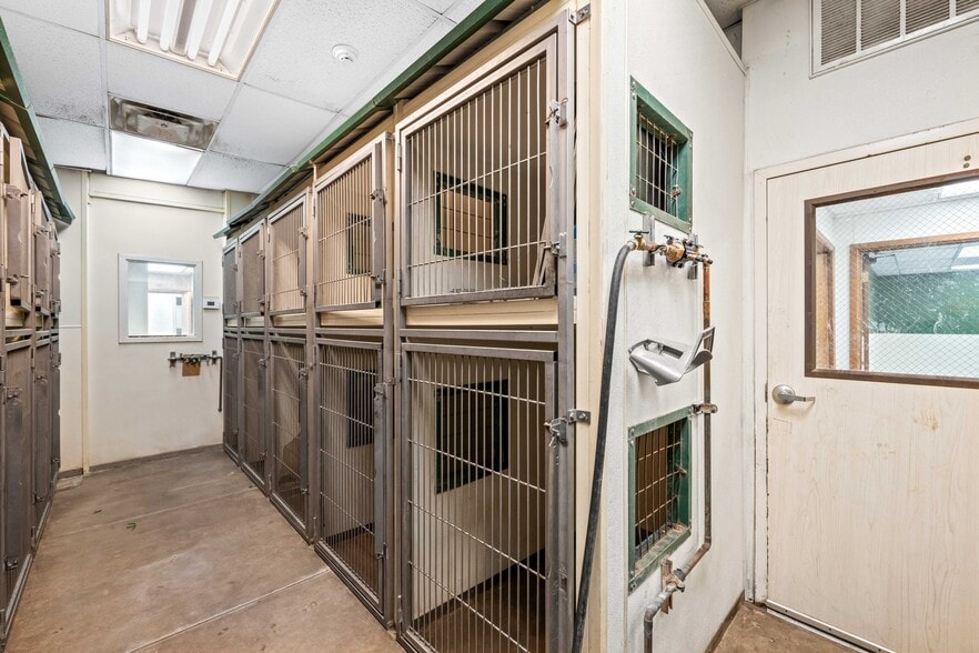 More Photos Of 7902 Slide Rd, Lubbock Veterinarian Kennel For Lease
