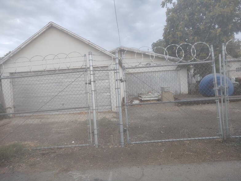 More Photos Of 506 Eye St, Bakersfield Warehouse For Sale