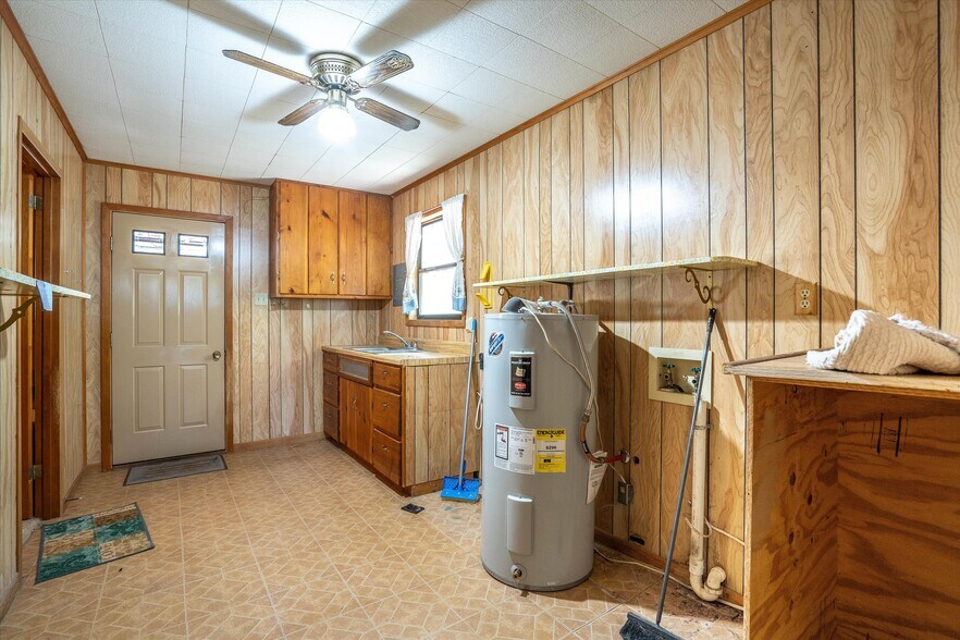 More Photos Of 22 Chaparral Dr, Fredericksburg Storefront Retail Office For Sale