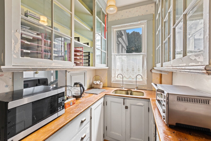 More Photos Of 145 Main St, Amesbury Specialty For Sale