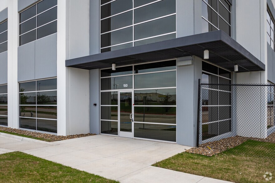 More Photos Of 1001 E Wintergreen Rd, DeSoto Warehouse For Lease