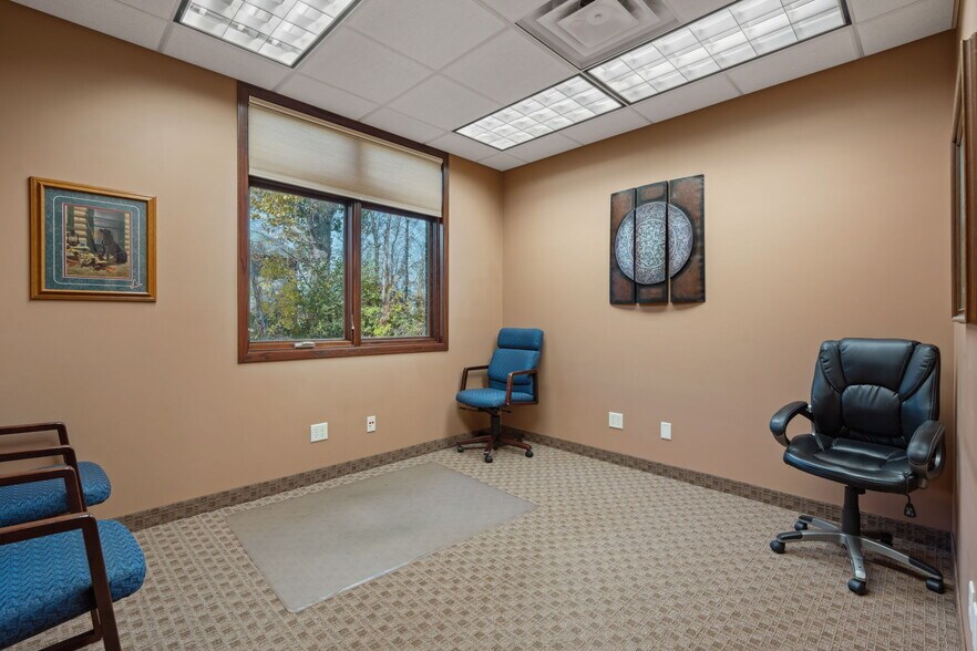 More Photos Of 225 Cedardale Dr SE, Owatonna Office For Sale
