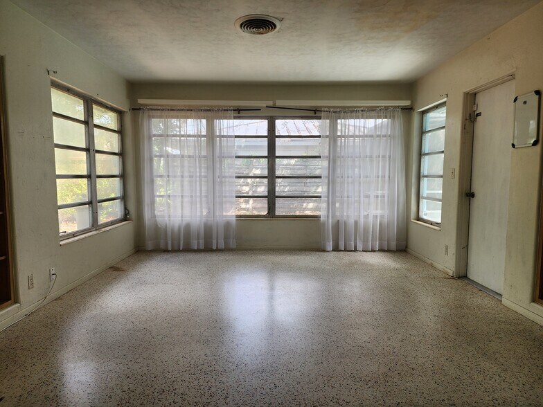 More Photos Of 2455 Bee Ridge Rd, Sarasota Office For Sale