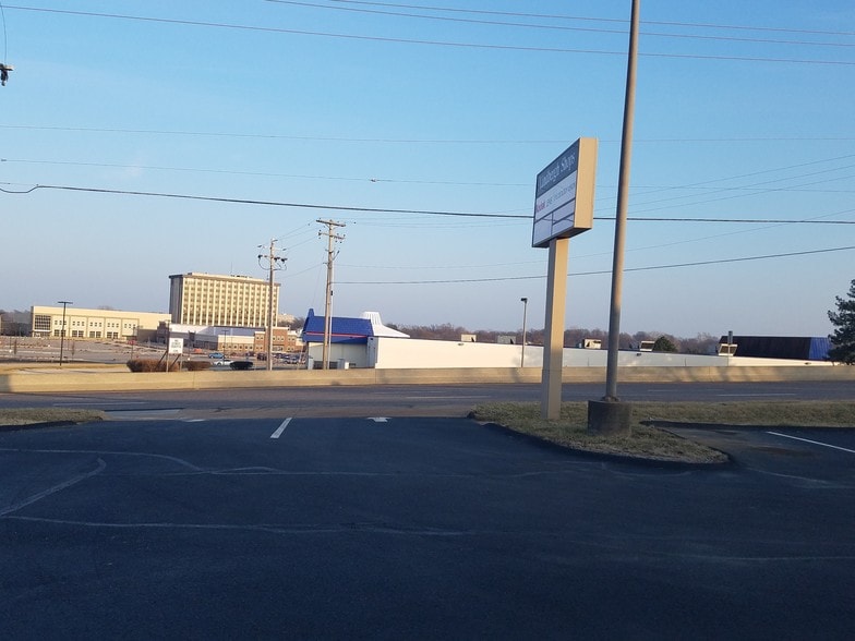 More Photos Of 3629-3639 N Lindbergh Blvd, Saint Ann Storefront For Lease