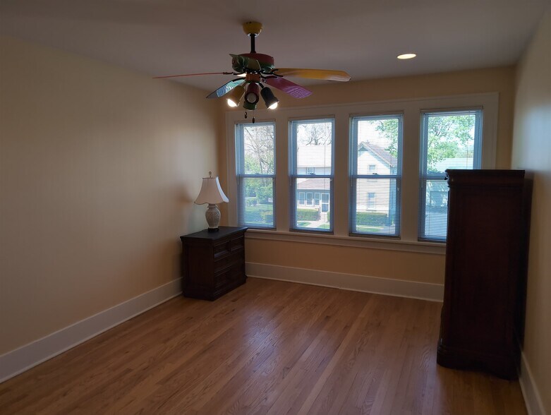 More Photos Of 417 N Hough St, Barrington Medical For Sale