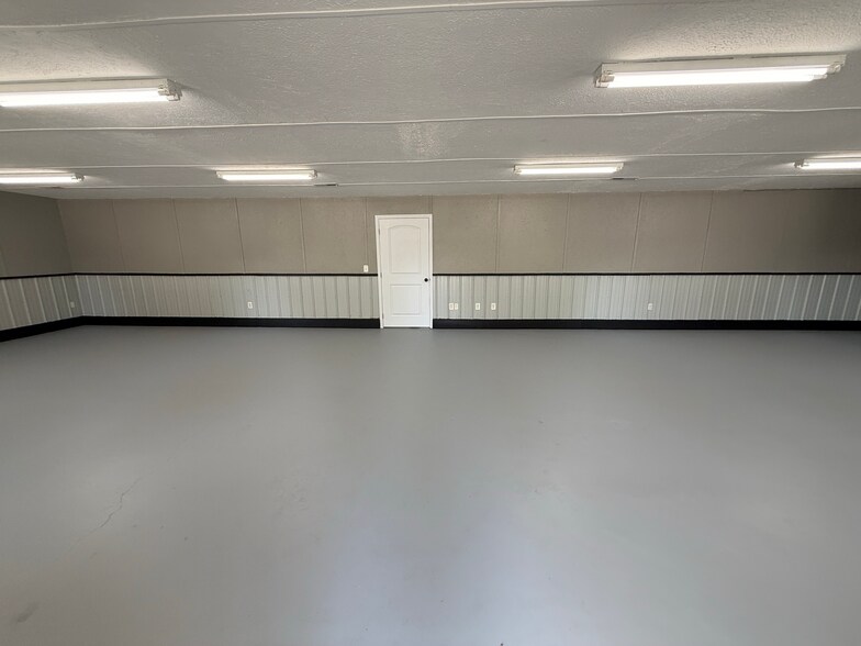 More Photos Of 911 US-25E, White Pine Flex For Lease