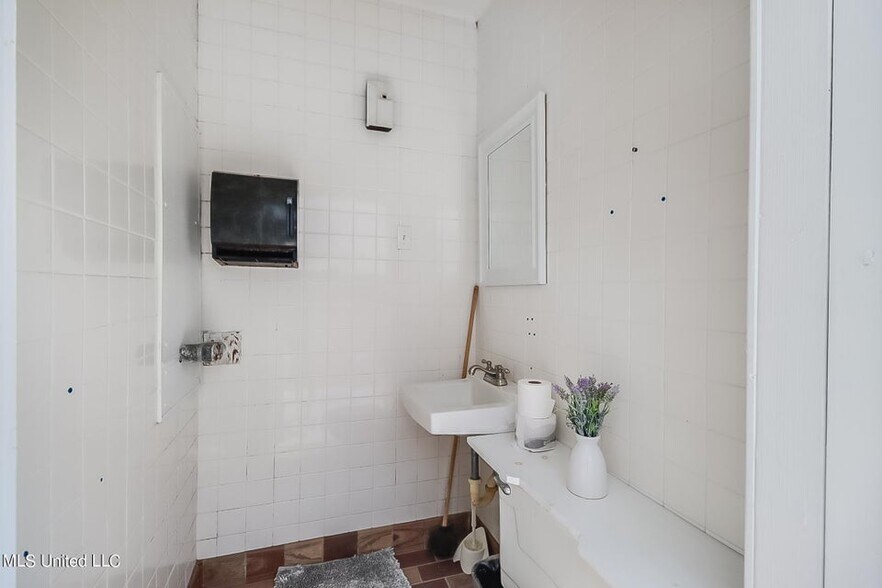 More Photos Of 507 Pass Rd, Gulfport Office For Sale