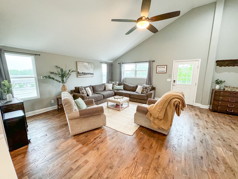 More Photos Of 103 S Jefferson St, Raymore Medical For Sale