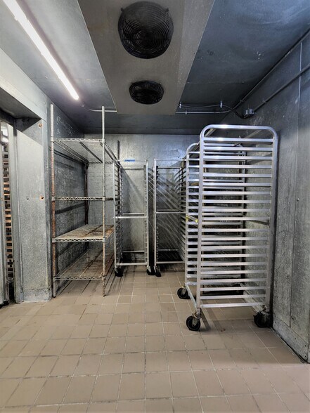 More Photos Of 1066-1070 S Fairfax Ave, Los Angeles Restaurant For Lease