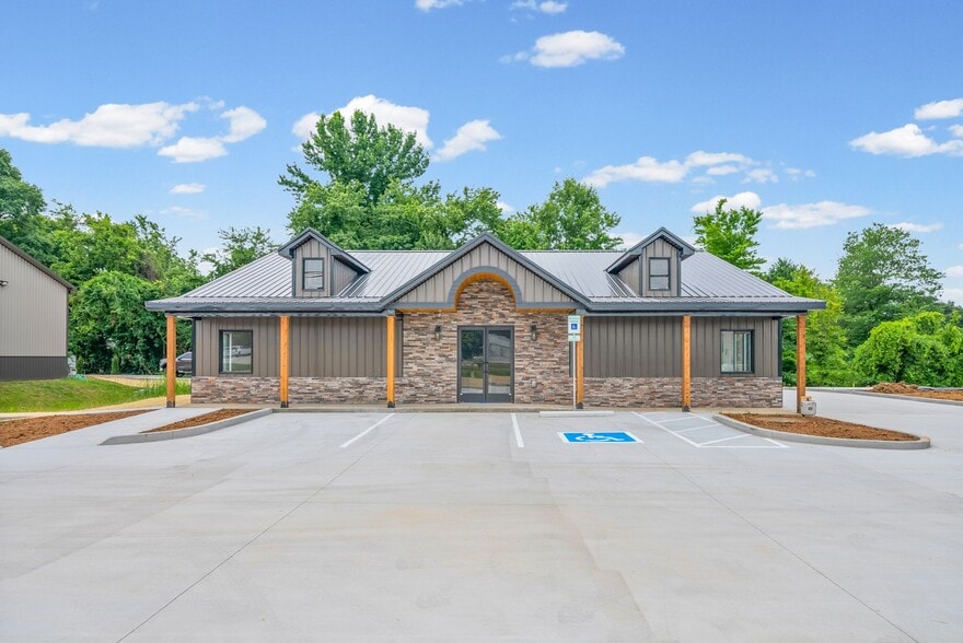 More Photos Of 1404 Dover Rd, Clarksville Office For Lease