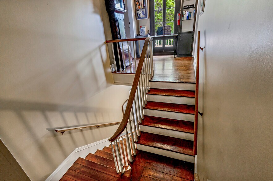 More Photos Of 240 E California St, Jacksonville Hotel For Sale