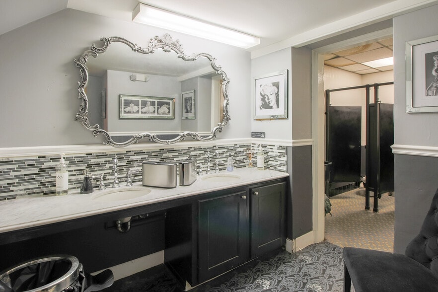 More Photos Of 58 High St, Clinton Movie Radio TVStudio For Lease